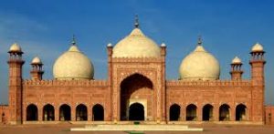 Who Build Badshahi Mosque in Lahore